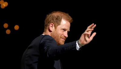 Harry arrives at St Paul's during flying UK visit