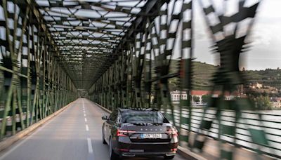 Les voitures ne peuvent pas se croiser sur ce pont à huit millions d'euros à cause de… sa taille !
