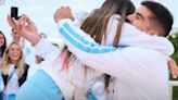 WATCH: Paris 2024: Argentina handball star Pablo Simonet proposes to hockey player Maria Campoy during photo session in Olympic village