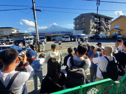 富士山「絕美拍照點」恐消失！觀光客搶拍惹怒居民 架黑網全遮掉