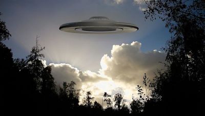 多人目擊！「3層樓高UFO」詭盤旋空中 30秒後憑空消失