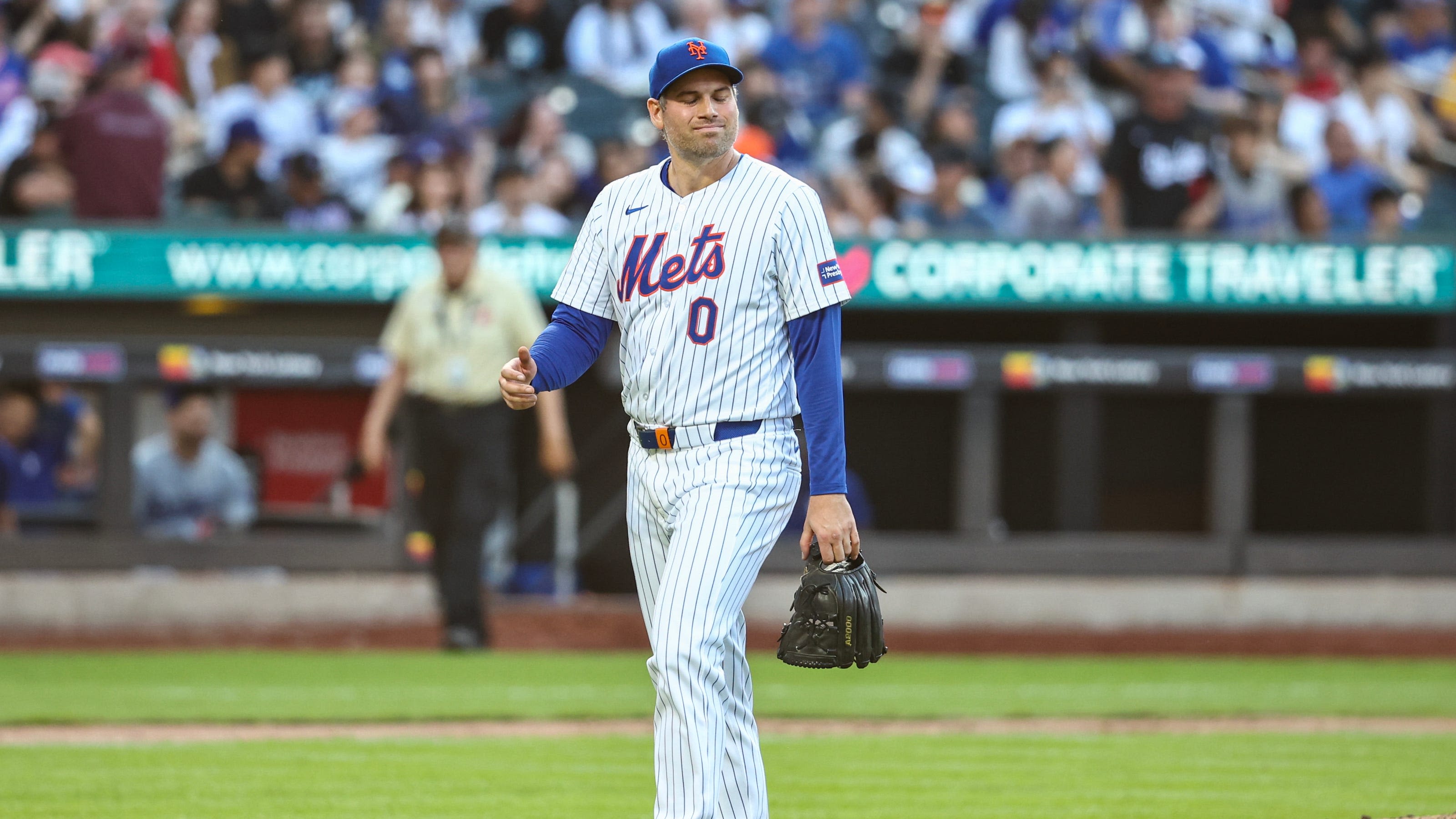 Jorge Lopez ejected, tosses glove into stands in yet another Mets late-game collapse