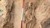 Arqueólogos polacos hallan los restos de una mujer y un niño del siglo XVII sepultados con candado