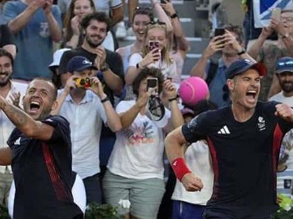 Andy Murray elude su retiro en dobles