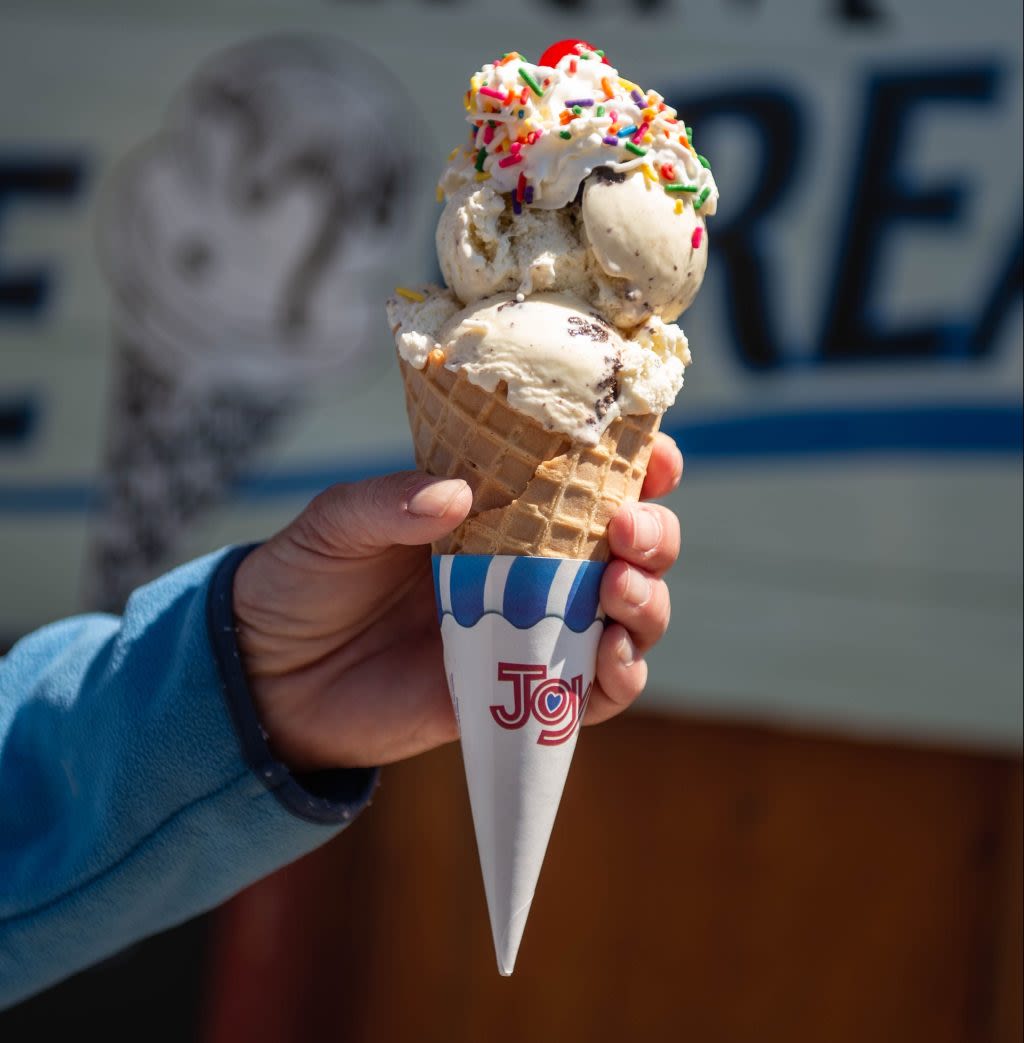 People flock to eat ice cream at this scenic CT farm. A patron says it’s a ‘growing secret’