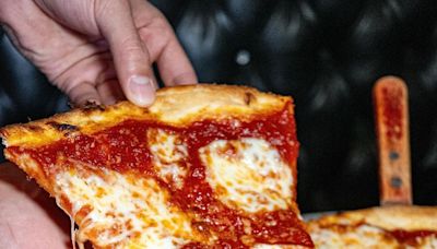 One bite, everybody knows the rules! Dave Portnoy rates Panko Pizza in Middletown