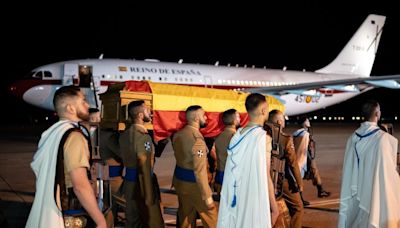 Aterriza en Madrid el avión con los restos mortales del cabo fallecido en Polonia