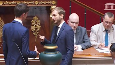 Polémica en Francia: legisladores de izquierda se burlaron del diputado más joven de la ultraderecha y le negaron el saludo