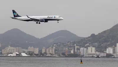 Passagens aéreas voltaram a subir, mas é possível viajar gastando menos. Confira algumas dicas para salvar as férias