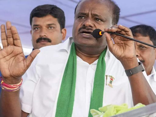 Kumaraswamy holds meeting to revive ailing HMT