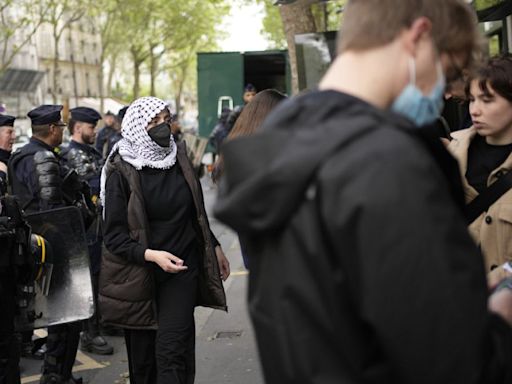 La policía de París retira pacíficamente a los estudiantes que protestan a favor de Palestina