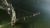 India: puente colgante se desploma sobre un río y causa la muerte de al menos 78 personas