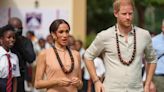 El príncipe Enrique y Meghan bailan en un colegio y se reúnen con el Ejército en Nigeria