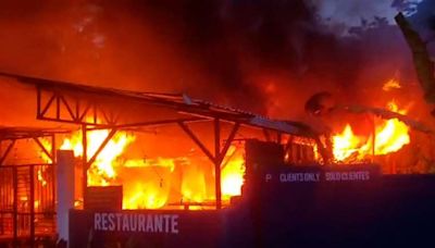 Video: Incendio consume gran parte de restaurante en Playa Chiquita de Limón | Teletica