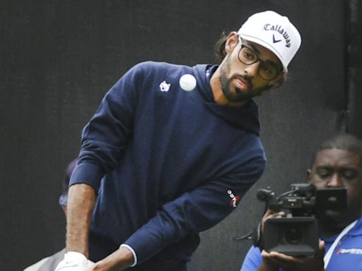 Akshay Bhatia shares the lead in Detroit after his golf ball find