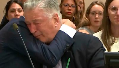 Video: Alec Baldwin lloró tras conocer la sentencia de su juicio por la muerte de la fotógrafa | Mundo