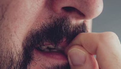 Un hombre es operado a corazón abierto por comerse las uñas: doctor explica los riesgos de ese hábito