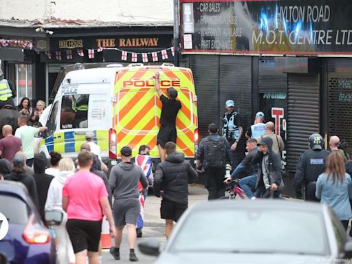 UK: Riots flare in Sunderland after deadly child stabbings – DW – 08/03/2024