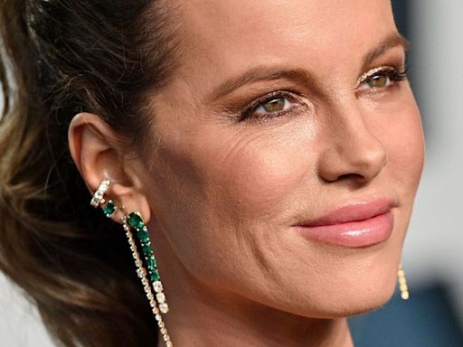 Kate Beckinsale confirma que es la reina de los ultra recortes al ras y paraliza el shiny