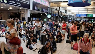 Un "ataque masivo" en las líneas ferroviarias francesas en París afectó a cientos de miles de pasajeros antes de la ceremonia inaugural de los Juegos Olímpicos