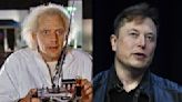 Christopher Lloyd se subió al DeLorean y le dedicó una sorpresiva broma a Elon Musk: “¿Túneles?”