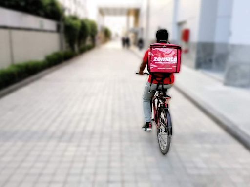 Zomato delivery agent's life in a Rs 500 windowless Mumbai slum room - with a kitten - is viral