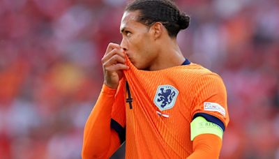 Van Dijk appears to completely ignore Zirkzee before Dutch match against Bosnia