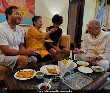 A Rare Fam-Jam Pic Of Gulzar And Rakhee, Shared By Daughter Meghna Gulzar