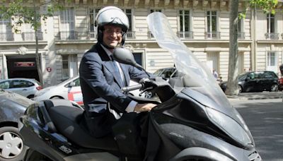 Von Ex-Präsident Hollande für heimliche Treffen genutzer Motorroller versteigert