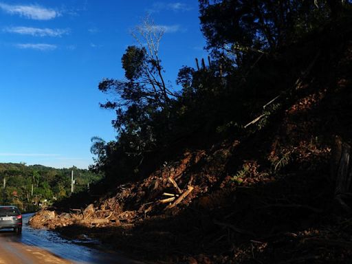Causados por deslizamentos de terra, bloqueios em estradas de Farroupilha são ignorados por motoristas e pedestres | Pioneiro