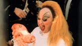 Sexo, drogas y canibalismo: “Pink Flamingos”, la película de culto más escandalosa de la historia