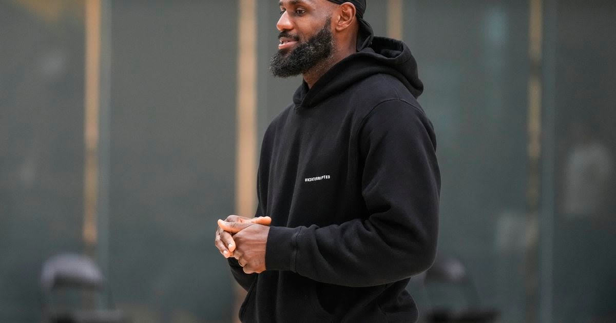 LeBron James agrees to a 2-year extension with the Los Angeles Lakers, AP source says