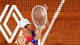 Tennis-Clinical Swiatek crushes qualifier Jeanjean to start French Open defence