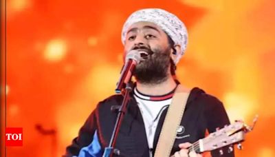 Arijit Singh apologizes to his female fan as the security guard held her neck during his UK concert: 'I could not protect you' | Hindi Movie News - Times of India