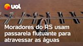 Enchentes no RS: moradores atravessam as águas em passarela flutuante entre Arroio do Meio e Lajeado