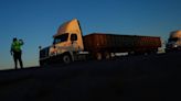 Texas levanta revisión a camiones de carga mexicanos