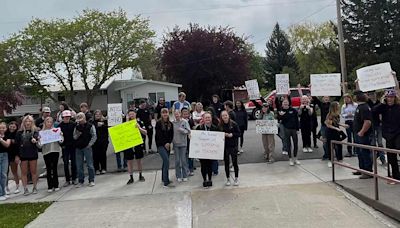 Marsh Valley High School students hold walkout in support of teachers - East Idaho News