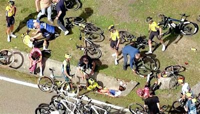 Cos’è la “bottiglia finale”, l’accusa che spacca il ciclismo dopo la caduta al Giro dei Paesi Baschi