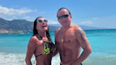 De biquíni fio-dental, Gretchen curte praia na França com o marido