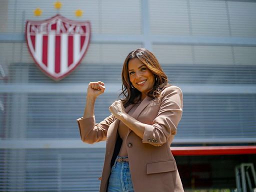 Eva Longoria celebra con Diber Cambindo, uno de los goleadores del Clausura 2024 con Necaxa