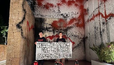 Vandalizaron la casa de Messi en Ibiza: activistas climáticos tiñeron de rojo y negro la fachada