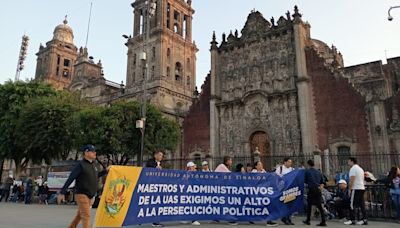 Estudiantes y trabajadores de Universidad de Sinaloa protestan en Palacio Nacional por respeto a autonomía