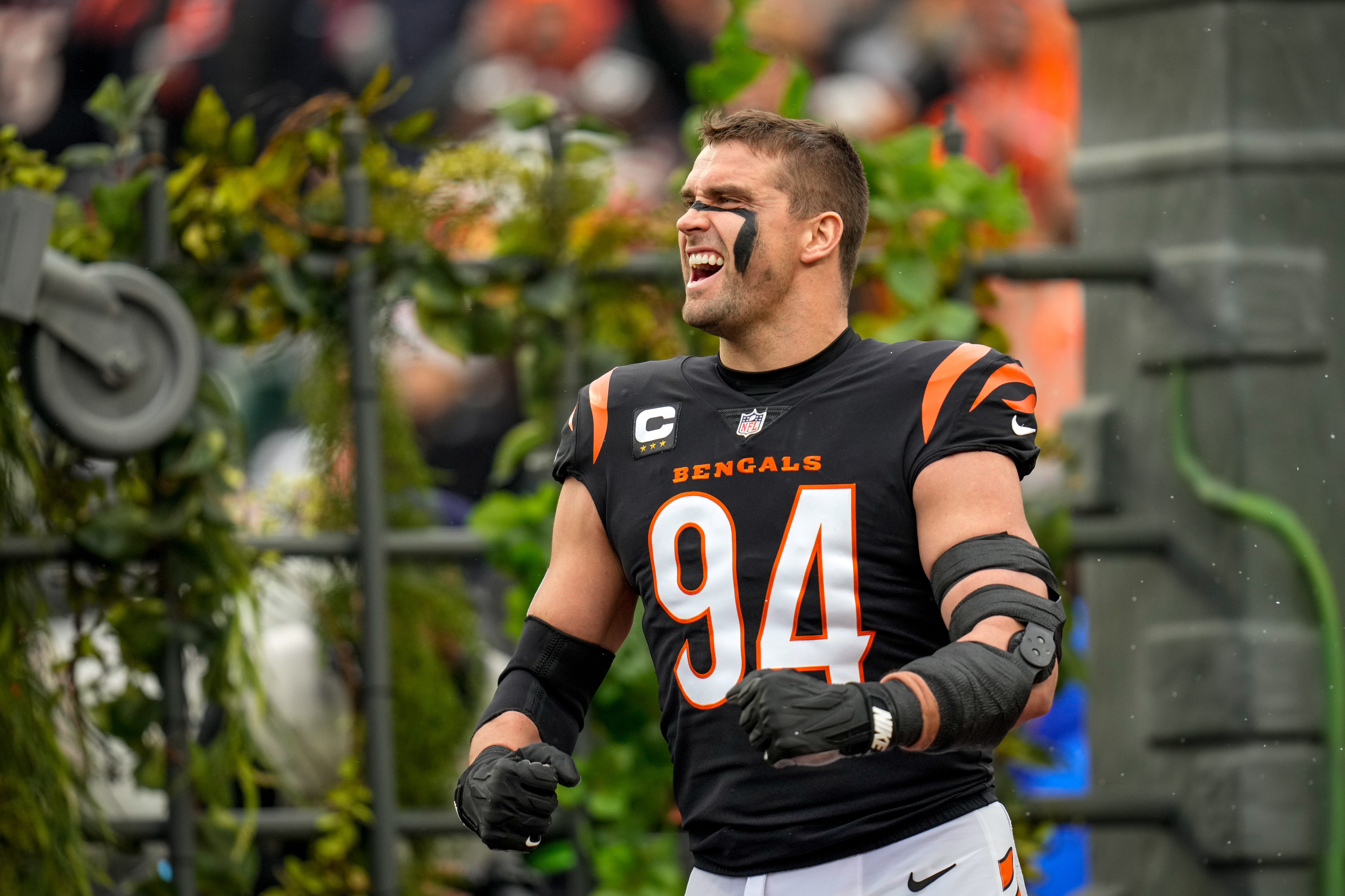 Bengals DE Sam Hubbard throws first pitch at Reds game