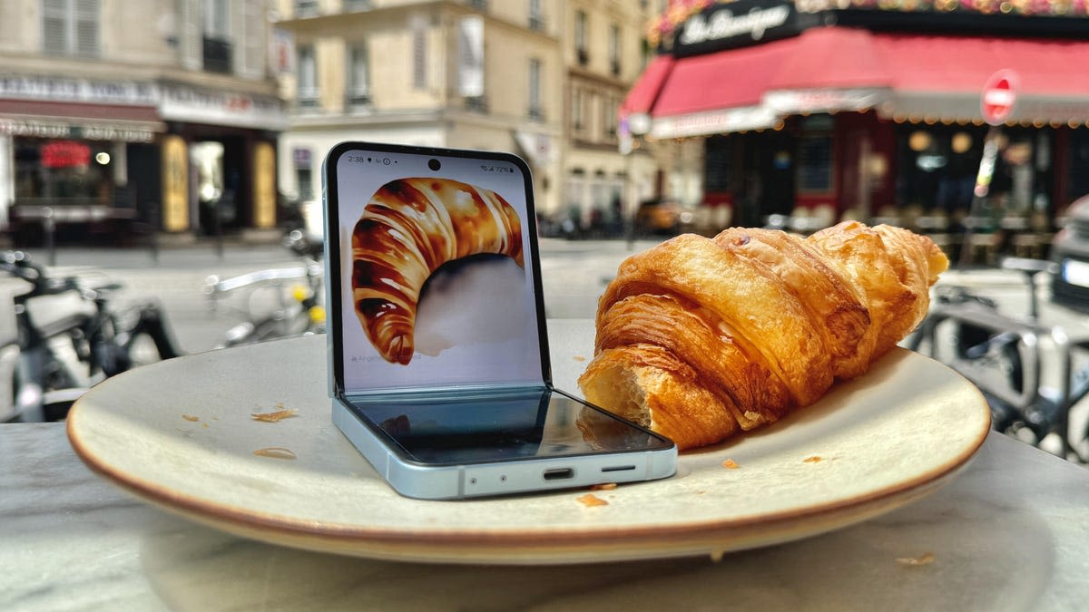 Galaxy Z Flip 6: I Spent My First Day AI-ing My Way Through Paris With It