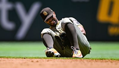 Padres' Bogaerts injures shoulder diving for ball