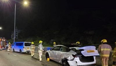 屯門公路私家車Tesla相撞 4人受傷送院