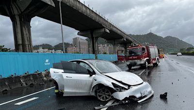 颱風天行駛國道遇積水發生「水漂效應」 特斯拉失控撞護欄翻車 - 社會
