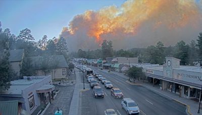 Caída de temperaturas y lluvia podrían ayudar a controlar incendios en ciudad de Nuevo México