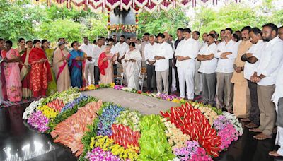 Sharmila, Jagan pay tributes separately on YSR’s birth anniversary at Idupulapaya in Andhra Pradesh