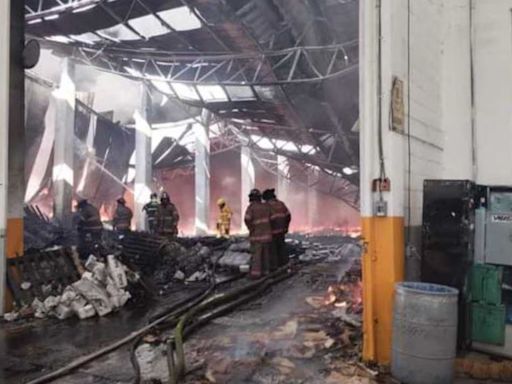 Se registra incendio en fábrica de plásticos y unicel en Ecatepec